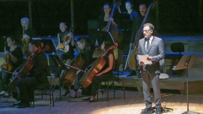 İzmir Büyükşehir Belediyesi’nin düzenlediği "Atatürk'ü Anma Konseri Dokuzu Beş Geçe"de,