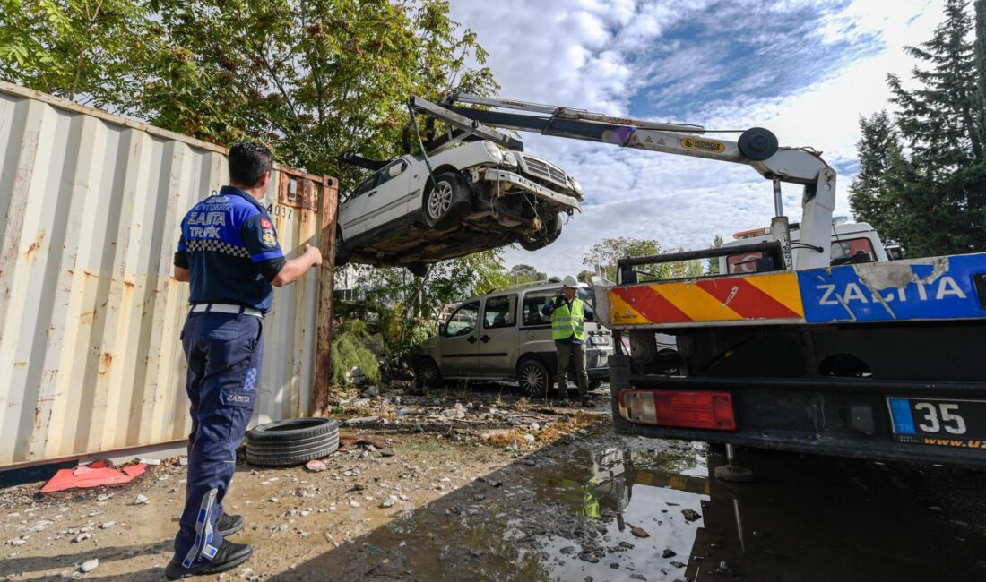 Türkiye’de Bir İlk: İzmir’in Sokaklarını Temizleyen Hurda Araç Merkezi’nde Kaçak Araçlara Büyük Operasyon! Türkiye’de ilk kez İzmir Büyükşehir Belediyesi tarafından kurulan Hurda Araç