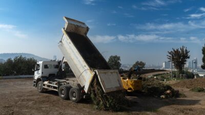 İzmir Büyükşehir Belediyesi, park ve bahçelerden çıkan yeşil atıkları işleyerek