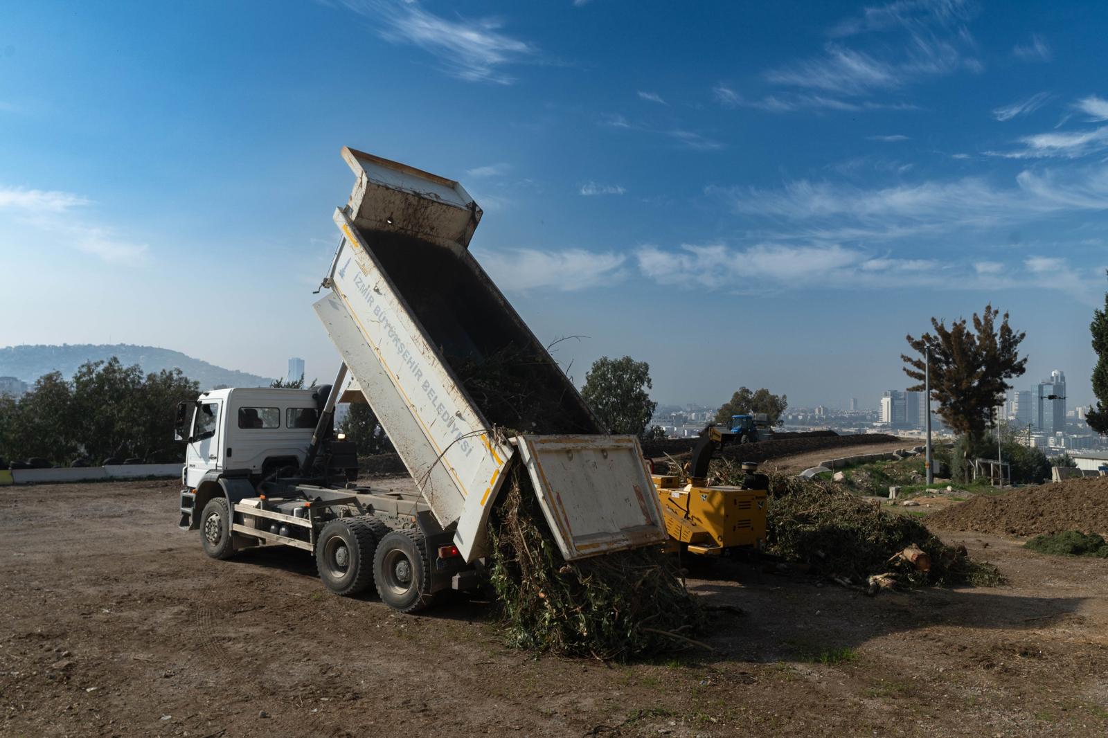 İzmir Büyükşehir Belediyesi, park ve bahçelerden çıkan yeşil atıkları işleyerek
