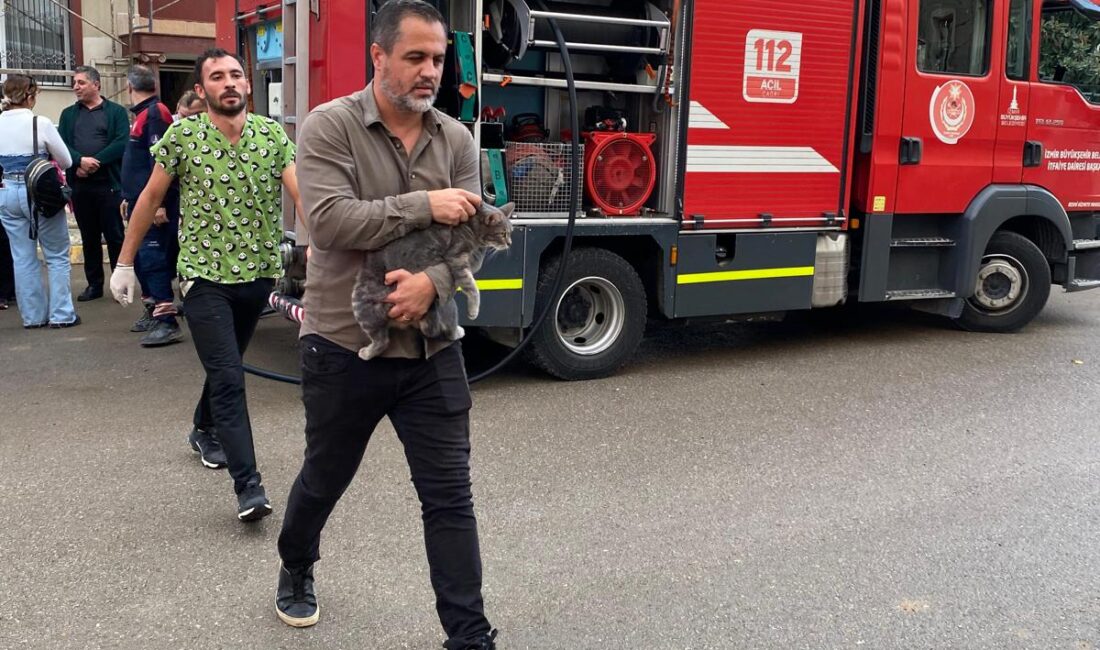 İtfaiyeden Duygulandıran Kurtarma Operasyonu! İzmir İtfaiyesi, Konak İskelesi yakınında yağmur suyu ızgarasına sıkışan ve