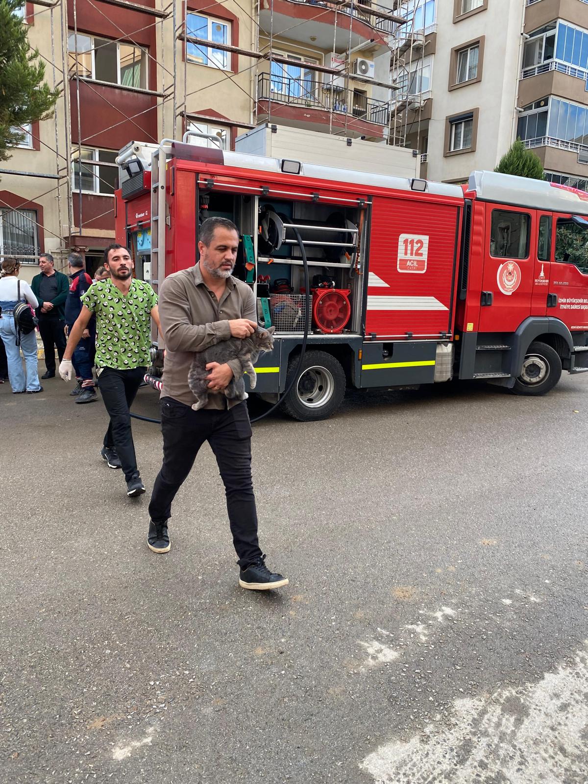 İzmir İtfaiyesi, Konak İskelesi yakınında yağmur suyu ızgarasına sıkışan ve