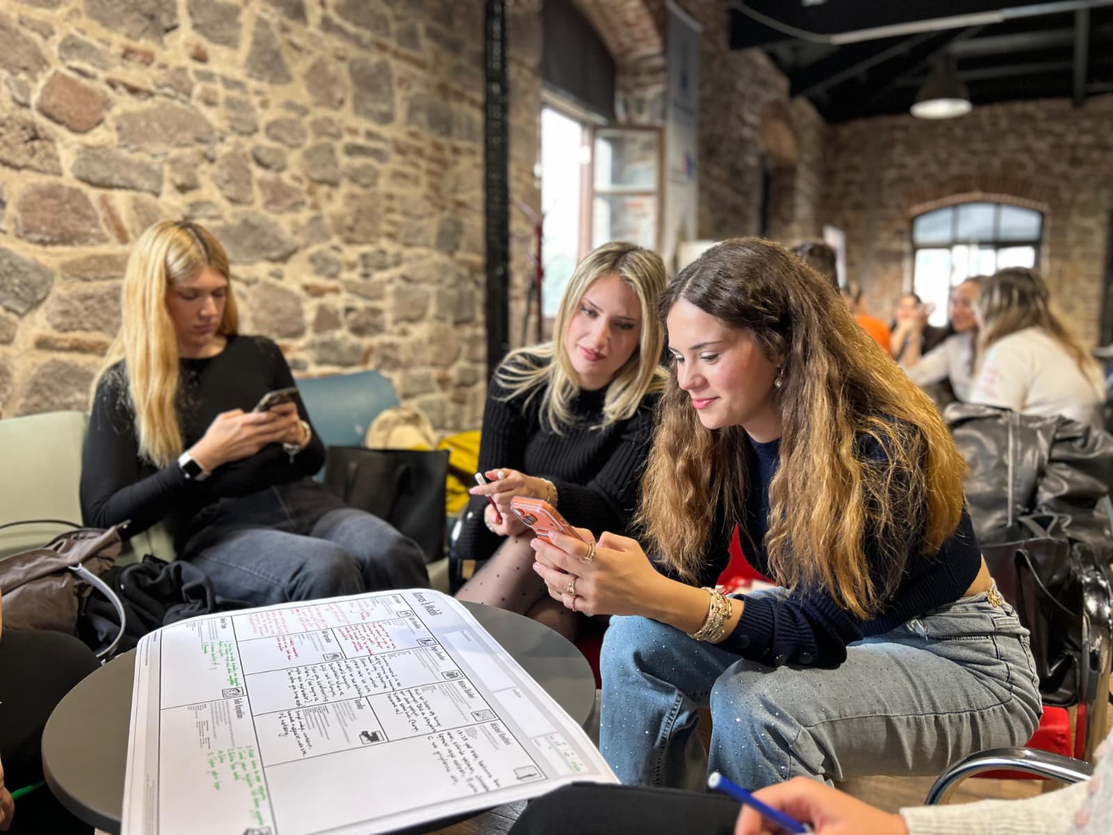 İzmir Büyükşehir Belediyesi Dijital Gençlik Merkezi'nde Habitat Derneği iş birliğiyle