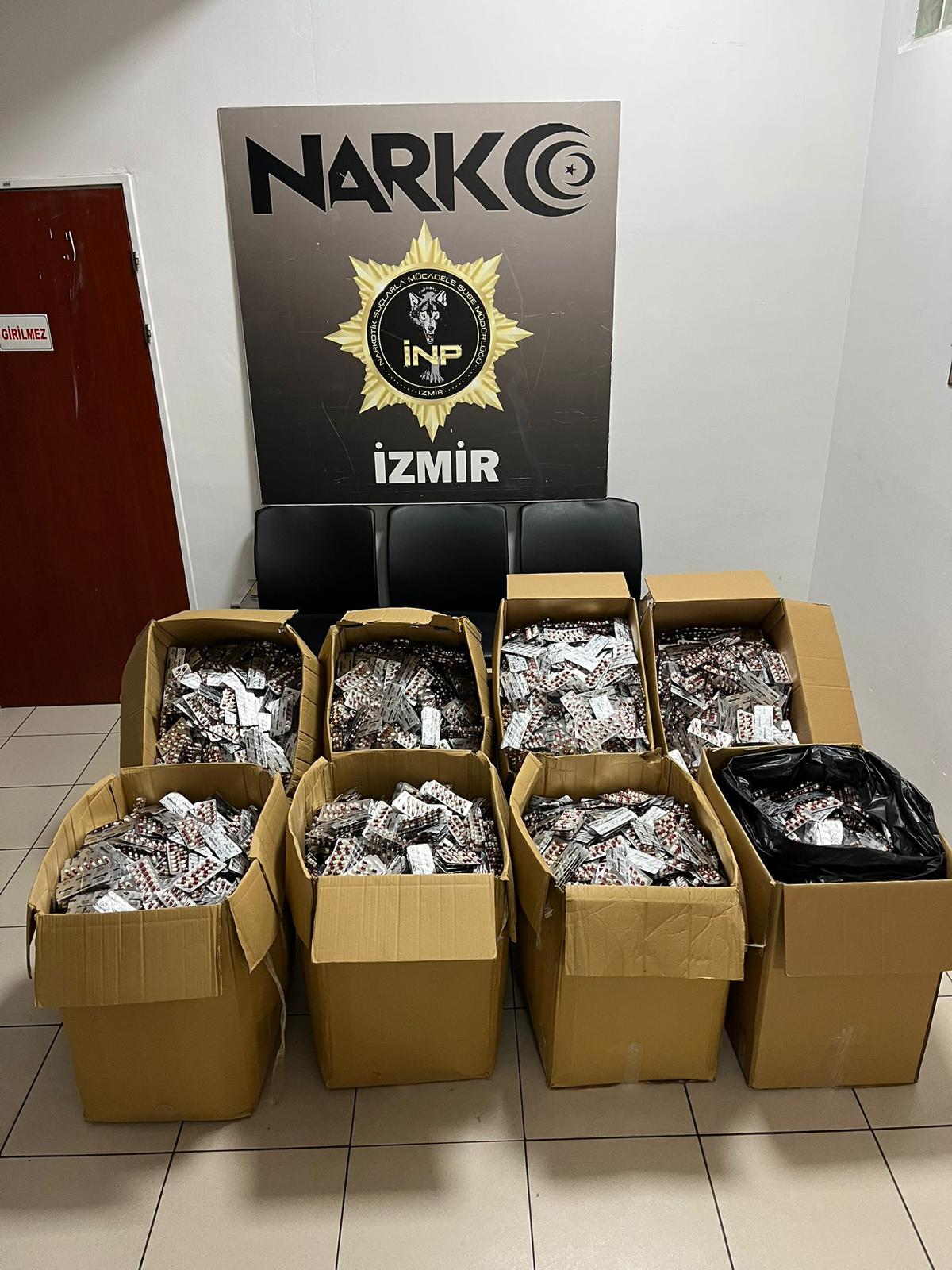 İzmir Emniyet Müdürlüğü Narkotik Suçlarla Mücadele Şube ekipleri, Bornova'da bir