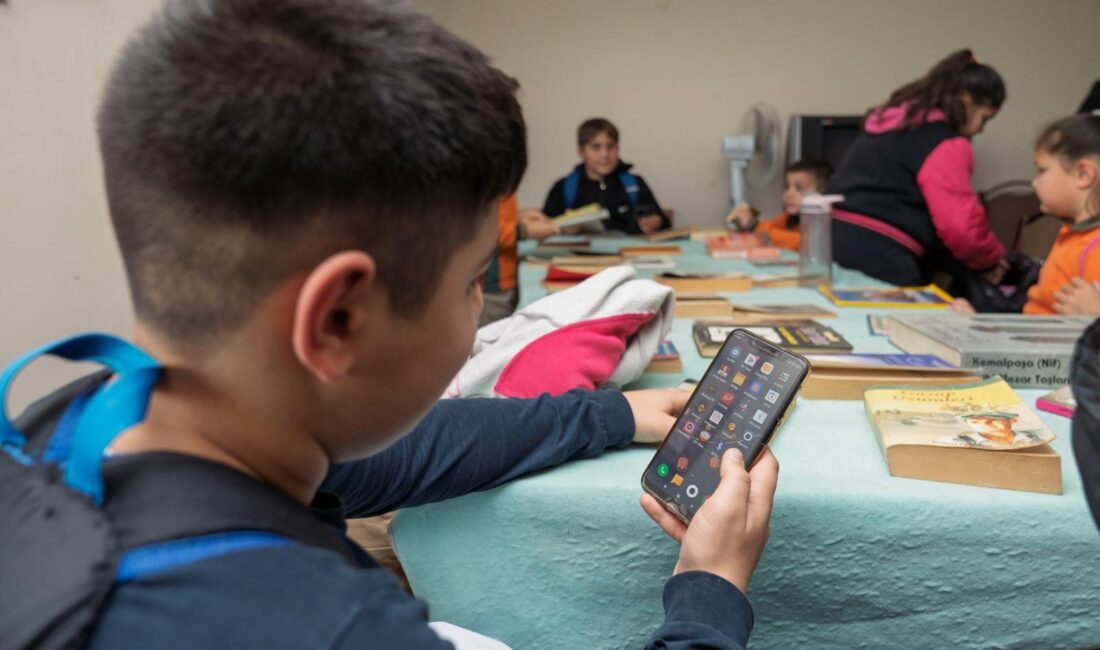 İzmir’de Çağ Atlatacak Dijital Hamle! Büyükşehir’den 79 Köye Ücretsiz İnternet İzmir Büyükşehir Belediyesi, dijital eşitsizliği azaltmak amacıyla 79 köyde WizmirNET