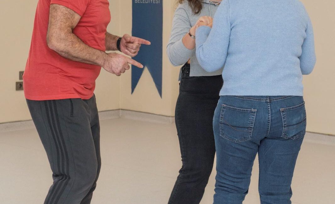 “Dans Edemezler” Algısı Çöktü! İzmir’de Hissederek Dans Etti İzmir Büyükşehir Belediyesi, Almanya'dan gelen uzman eşliğinde görme engelli bireyler