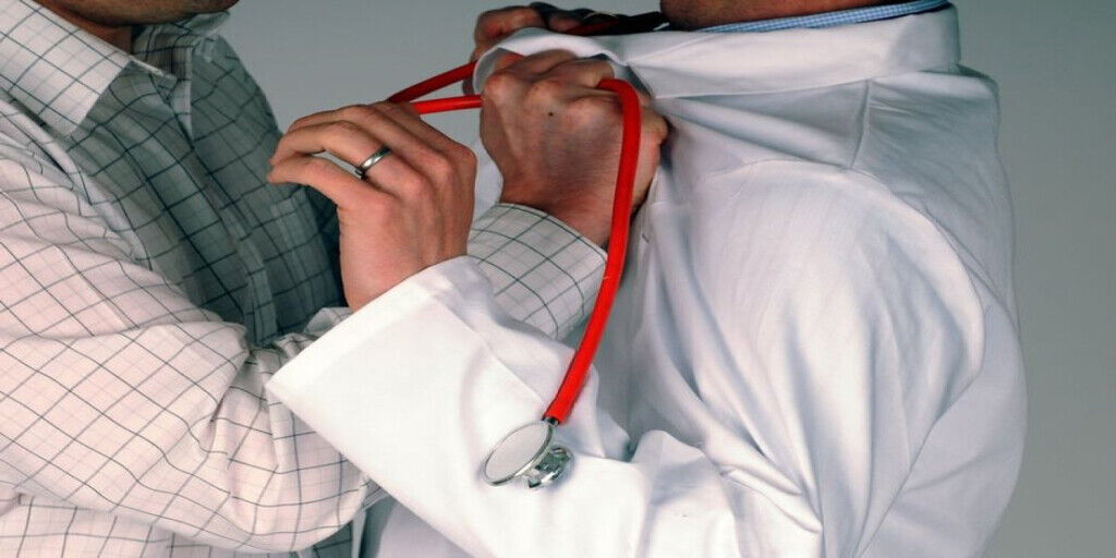 İzmir'de, özel bir hastanede damar yolu açan hemşirenin başına vurup