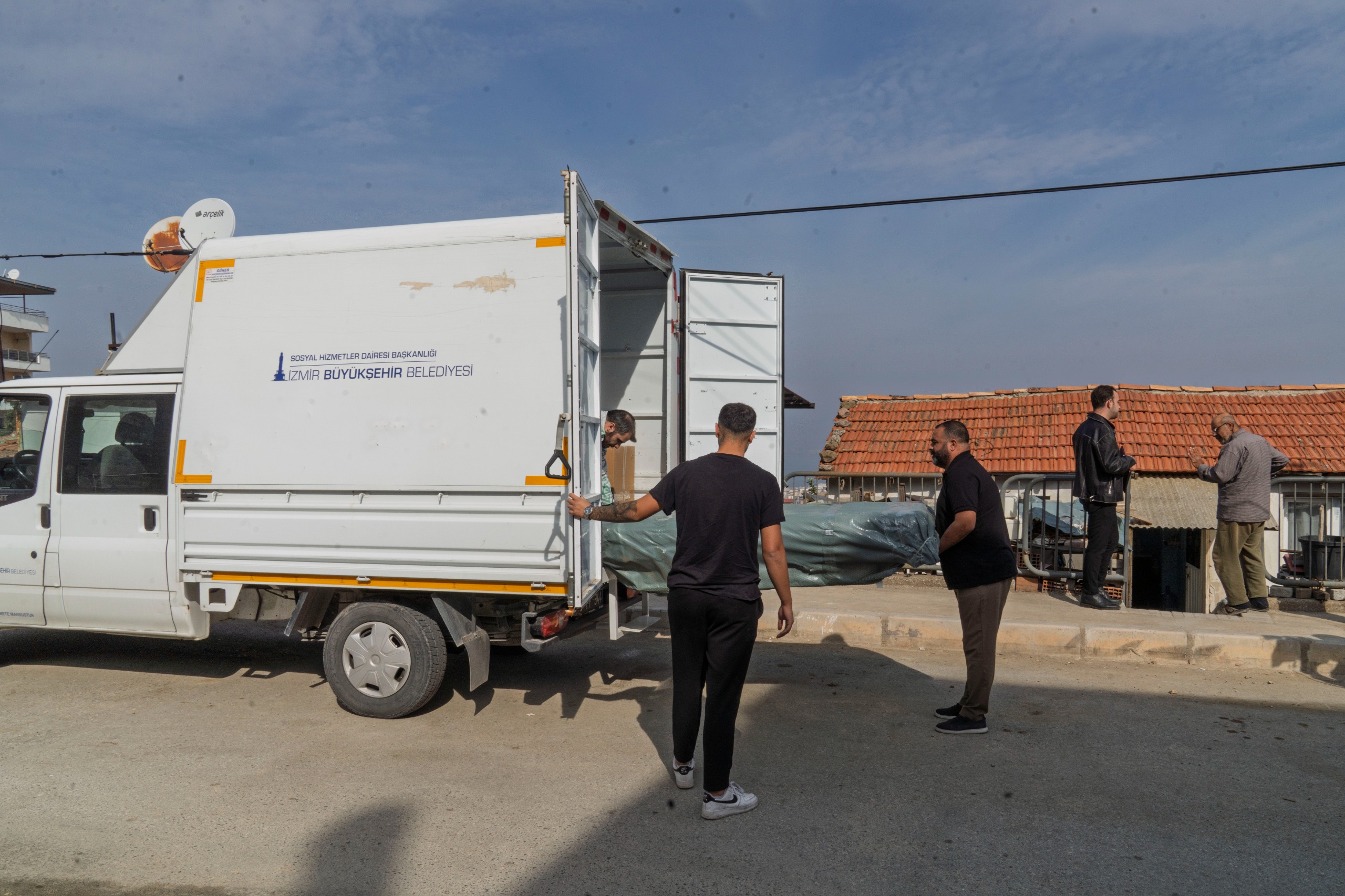 İzmir Büyükşehir Belediyesi, Engelli Çalışmaları Şube Müdürlüğü aracılığıyla ihtiyaç sahibi