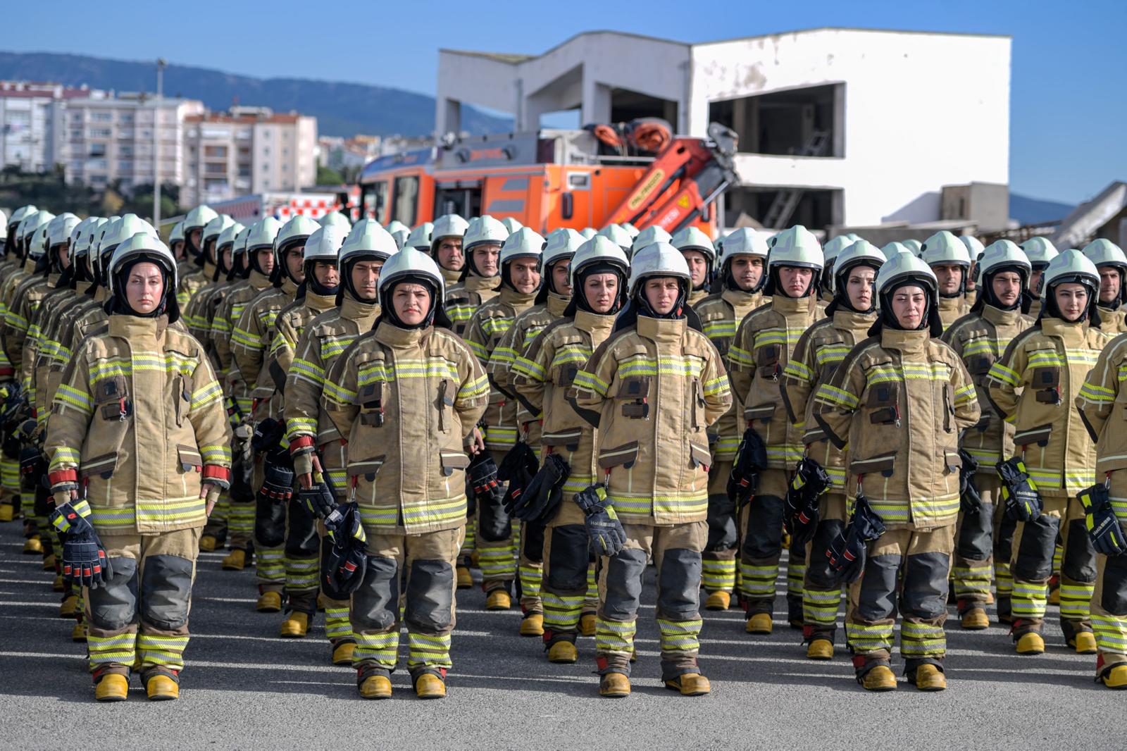 İzmir Büyükşehir Belediyesi'nde 8 hafta süren zorlu eğitimi başarıyla tamamlayan