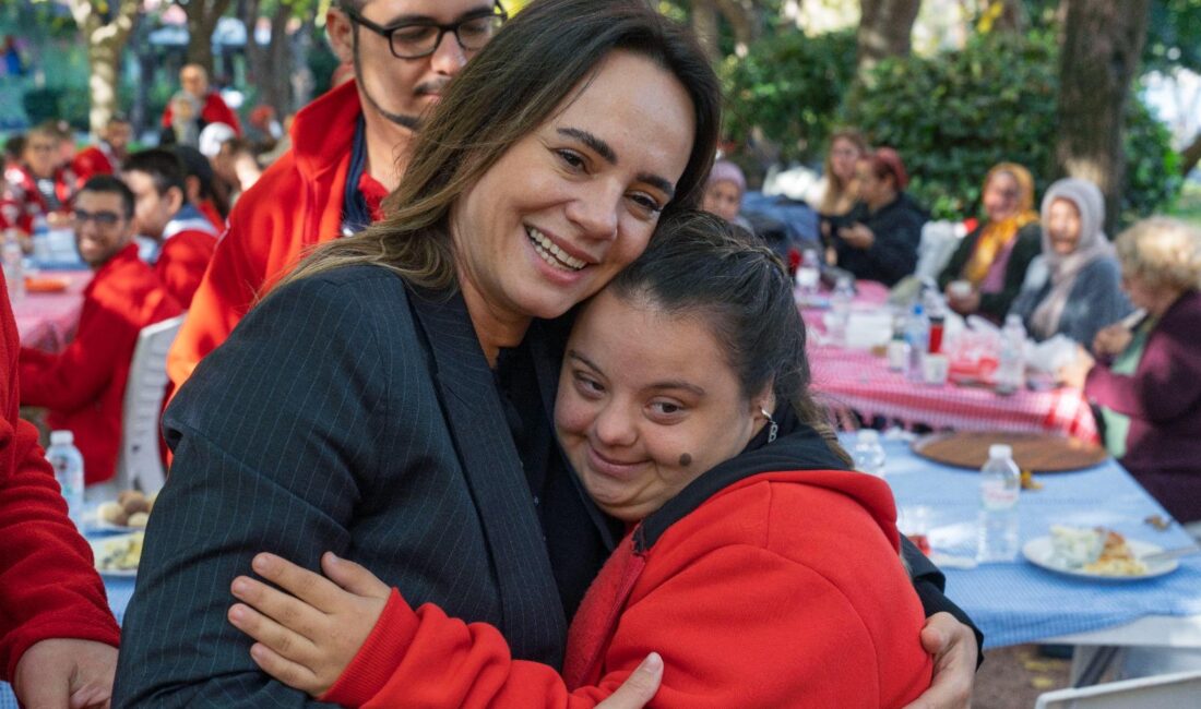 İzmir Büyükşehir Belediye Başkanı Dr. Cemil Tugay’ın eşi Öznur Tugay,