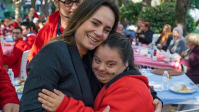 İzmir Büyükşehir Belediye Başkanı Dr. Cemil Tugay’ın eşi Öznur Tugay,