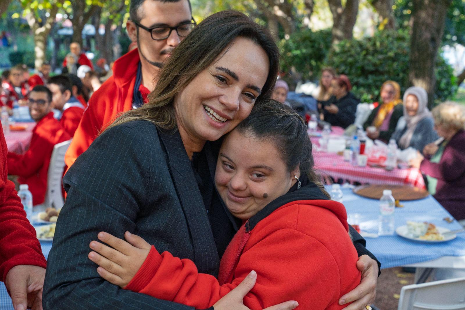 İzmir Büyükşehir Belediye Başkanı Dr. Cemil Tugay’ın eşi Öznur Tugay,