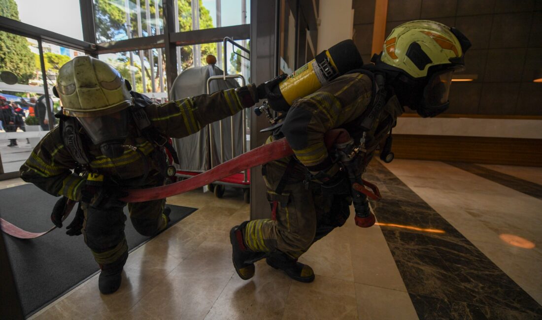 İzmir Büyükşehir Belediyesi İtfaiye Dairesi Başkanlığı ekipleri, Konak'taki Swissotel Büyük