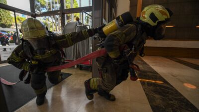 İzmir Büyükşehir Belediyesi İtfaiye Dairesi Başkanlığı ekipleri, Konak'taki Swissotel Büyük