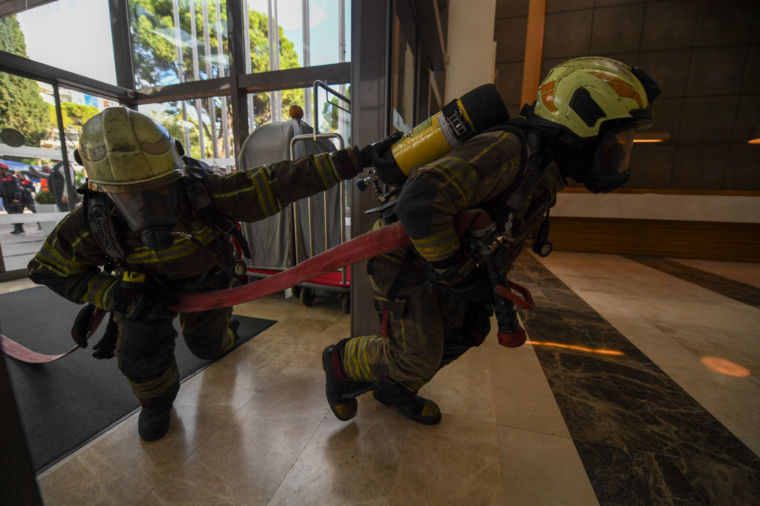İzmir Büyükşehir Belediyesi İtfaiye Dairesi Başkanlığı ekipleri, Konak'taki Swissotel Büyük