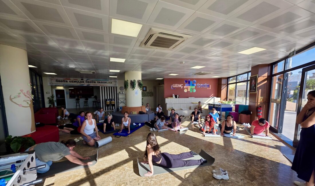 İzmir'de gençlere yönelik ücretsiz yoga etkinliği düzenlendi. Genç İzmir, Bornova
