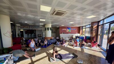 İzmir'de gençlere yönelik ücretsiz yoga etkinliği düzenlendi. Genç İzmir, Bornova