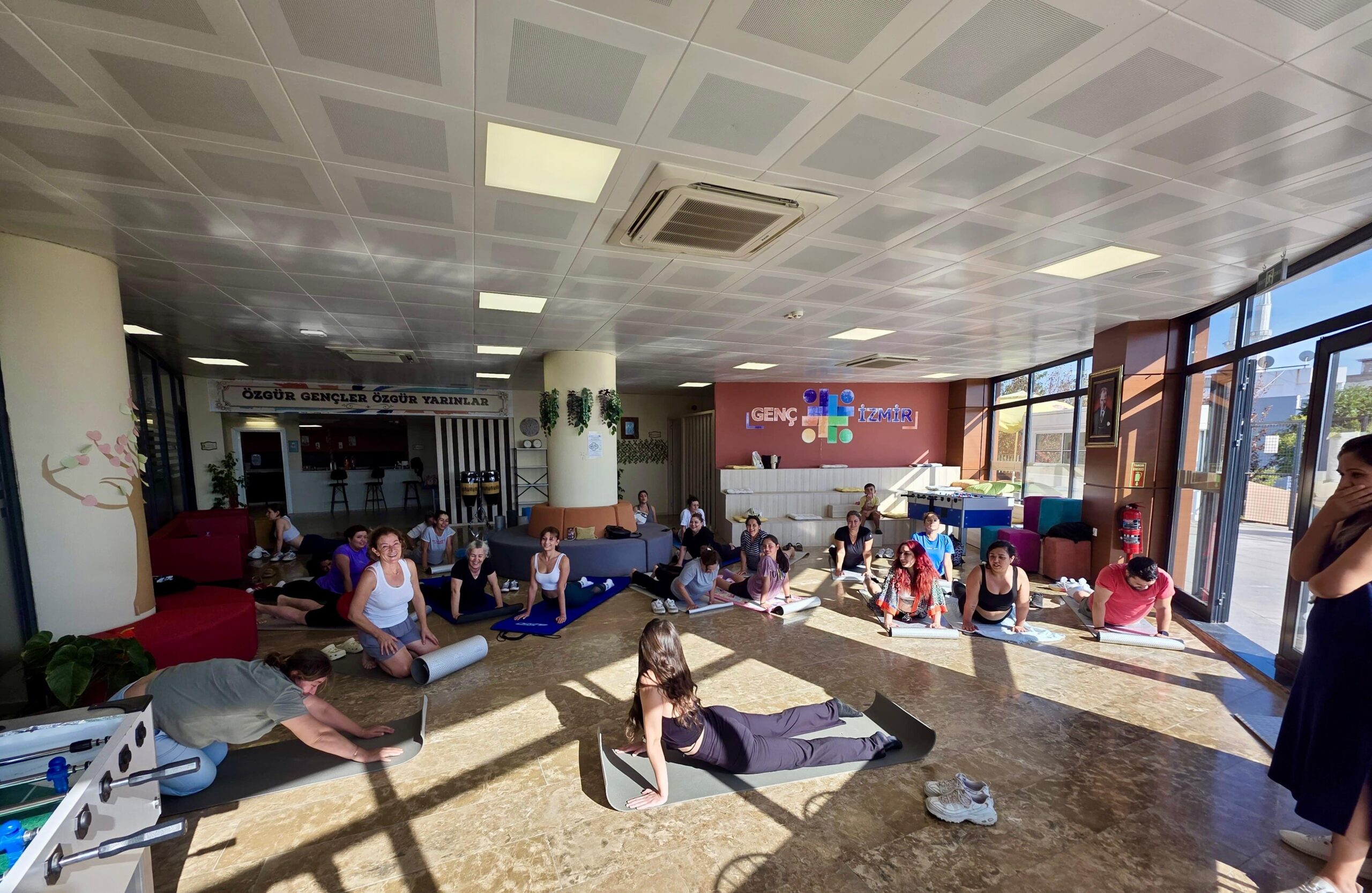 İzmir'de gençlere yönelik ücretsiz yoga etkinliği düzenlendi. Genç İzmir, Bornova