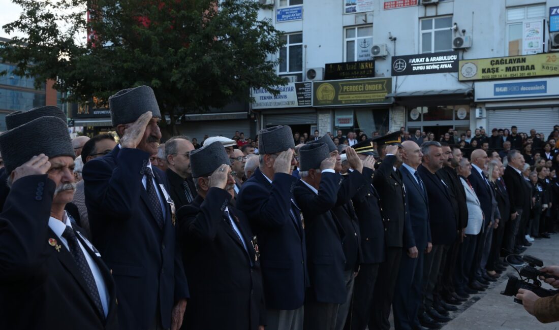 Çiğli’de Atatürk İçin Duygu Seli! Çiğli'de 10 Kasım Atatürk'ü Anma Günü, 09:05'te sirenlerle başladı. Öğrencilerin