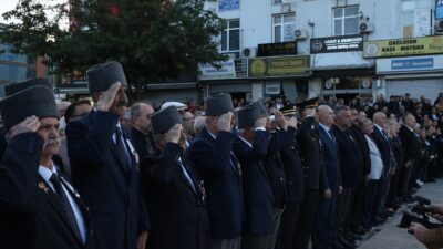 Çiğli'de 10 Kasım Atatürk'ü Anma Günü, 09:05'te sirenlerle başladı. Öğrencilerin