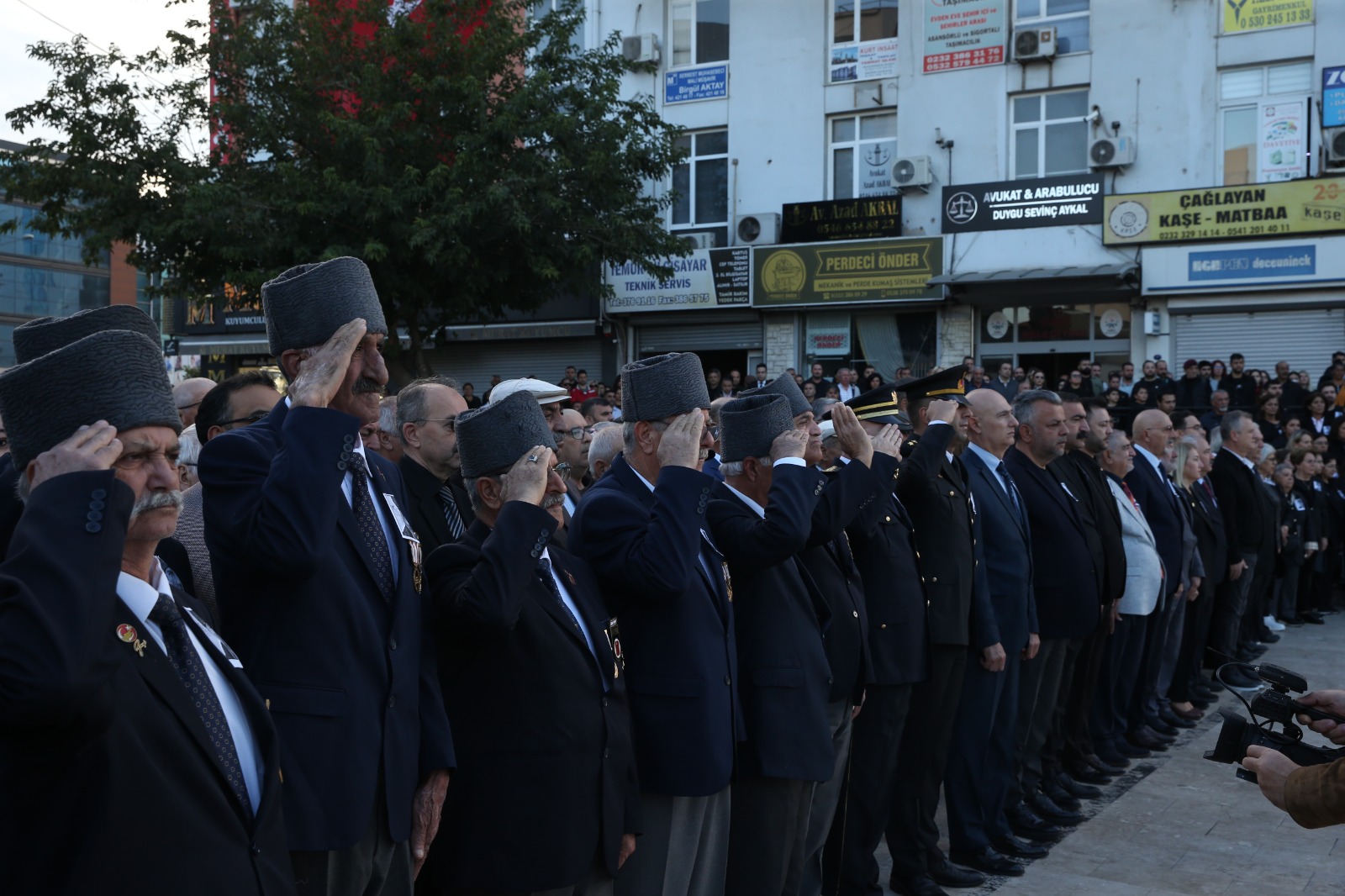 Çiğli'de 10 Kasım Atatürk'ü Anma Günü, 09:05'te sirenlerle başladı. Öğrencilerin