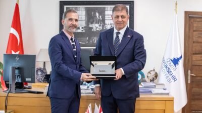 İzmir Büyükşehir Belediye Başkanı Cemil Tugay, KKTC Başkonsolosu Mustafa Davulcu'yu