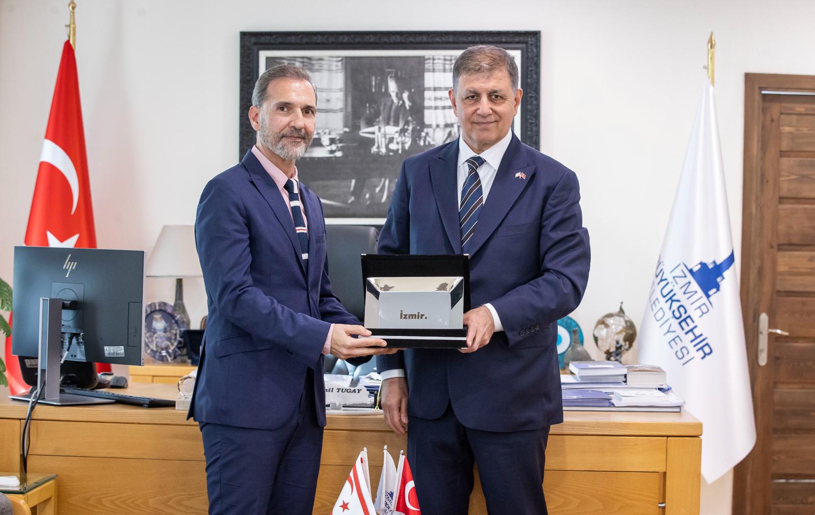 İzmir Büyükşehir Belediye Başkanı Cemil Tugay, KKTC Başkonsolosu Mustafa Davulcu'yu