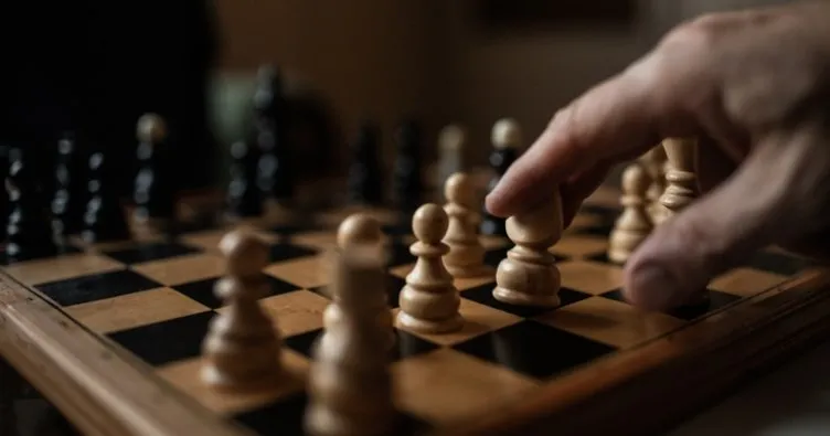 Okulda Şok İddia: “Şeytan İcadı” Diyerek Satrancı Yasakladı! Daha önce "Nutuk" kitaplarının çöpte bulunmasıyla gündeme gelen Manisa Mesleki