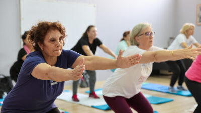 Buca Belediyesi'nin sağlıklı bir kent hedefiyle başlattığı ücretsiz pilates kursları,