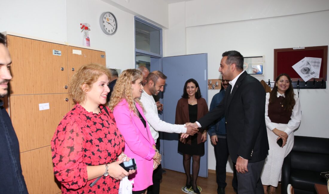 Başkan Yıldız’dan Öğretmenlere Sürpriz Ziyaret! “Öğretmenler Geleceğin Mimarıdır” Çiğli Belediye Başkanı Onur Emrah Yıldız, 24 Kasım Öğretmenler Günü’nde