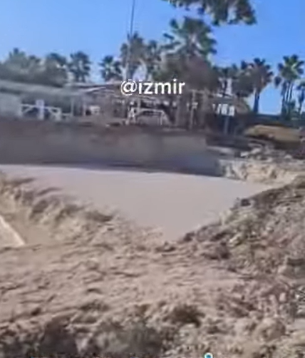 Alaçatı’da bir işletme denizin içine beton dökerek kıyıyı tahrip etti