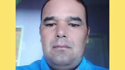 İzmir Aliağa Gemi Söküm tesisinde çalışan Hasan Aktepe, üzerine parça