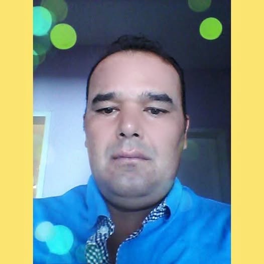 İzmir Aliağa Gemi Söküm tesisinde çalışan Hasan Aktepe, üzerine parça