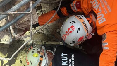 Buca’da, Hürriyet Mahallesi’nde yıkılan metruk bir evden gelen ses üzerine