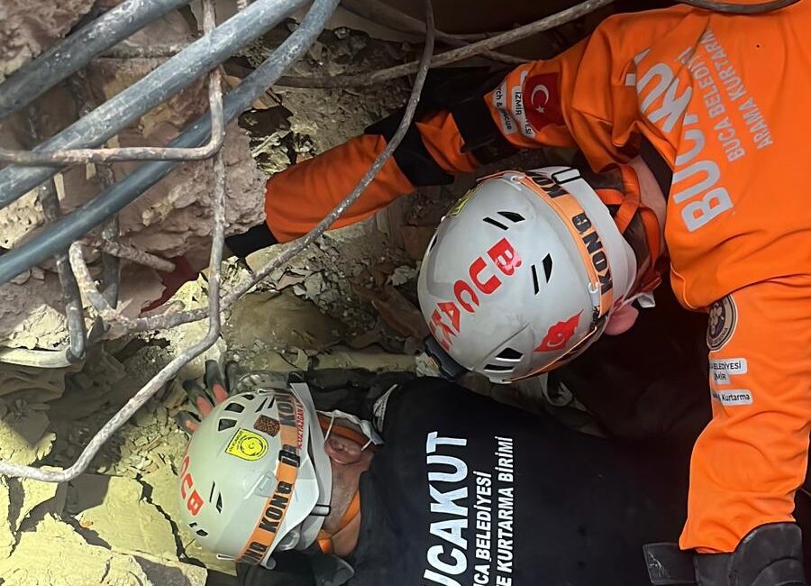Buca’da Enkaz Altından Gelen Ses Alarm Verince BUCAKUT Harekete Geçti! Buca’da, Hürriyet Mahallesi’nde yıkılan metruk bir evden gelen ses üzerine