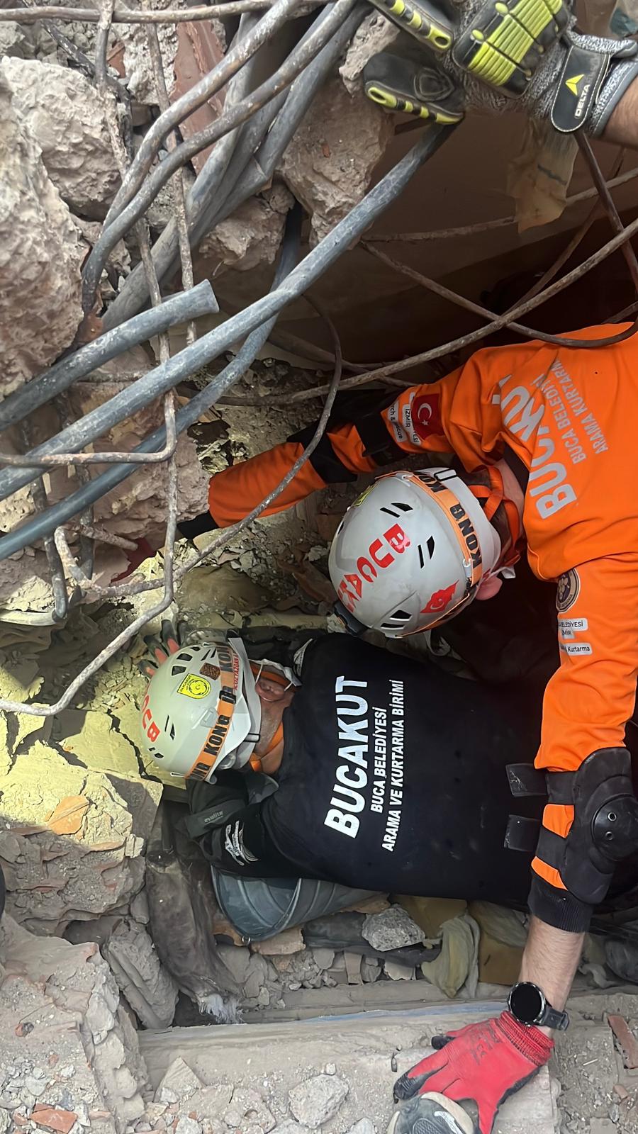 Buca’da, Hürriyet Mahallesi’nde yıkılan metruk bir evden gelen ses üzerine