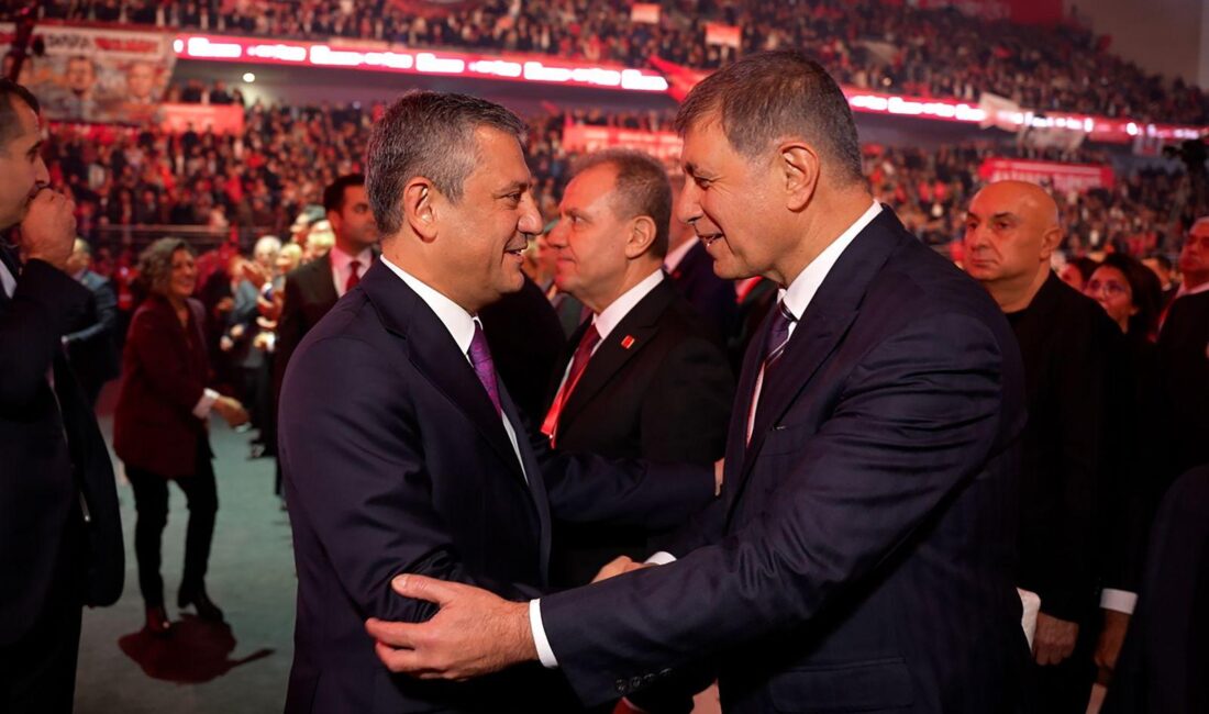 İzmir Büyükşehir Belediye Başkanı Cemil Tugay, CHP kurultayında eski-yeni tartışmasının