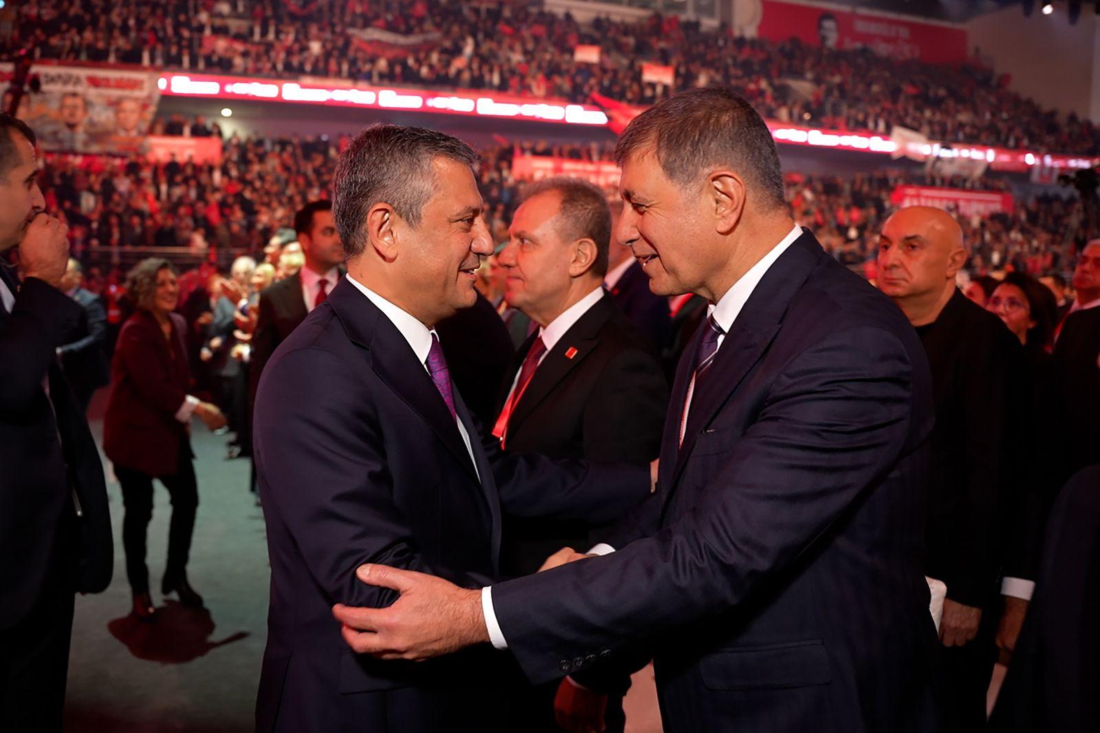 İzmir Büyükşehir Belediye Başkanı Cemil Tugay, CHP kurultayında eski-yeni tartışmasının