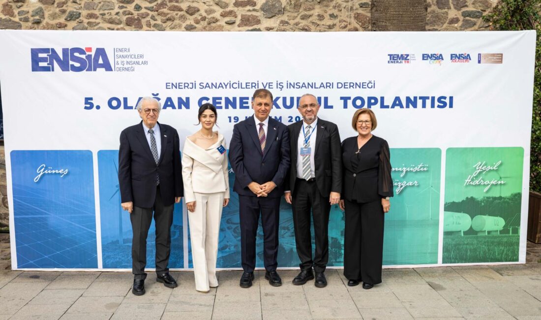 İzmir Büyükşehir Belediye Başkanı Cemil Tugay, sanayicilere seslenerek İzmir'i Türkiye'nin