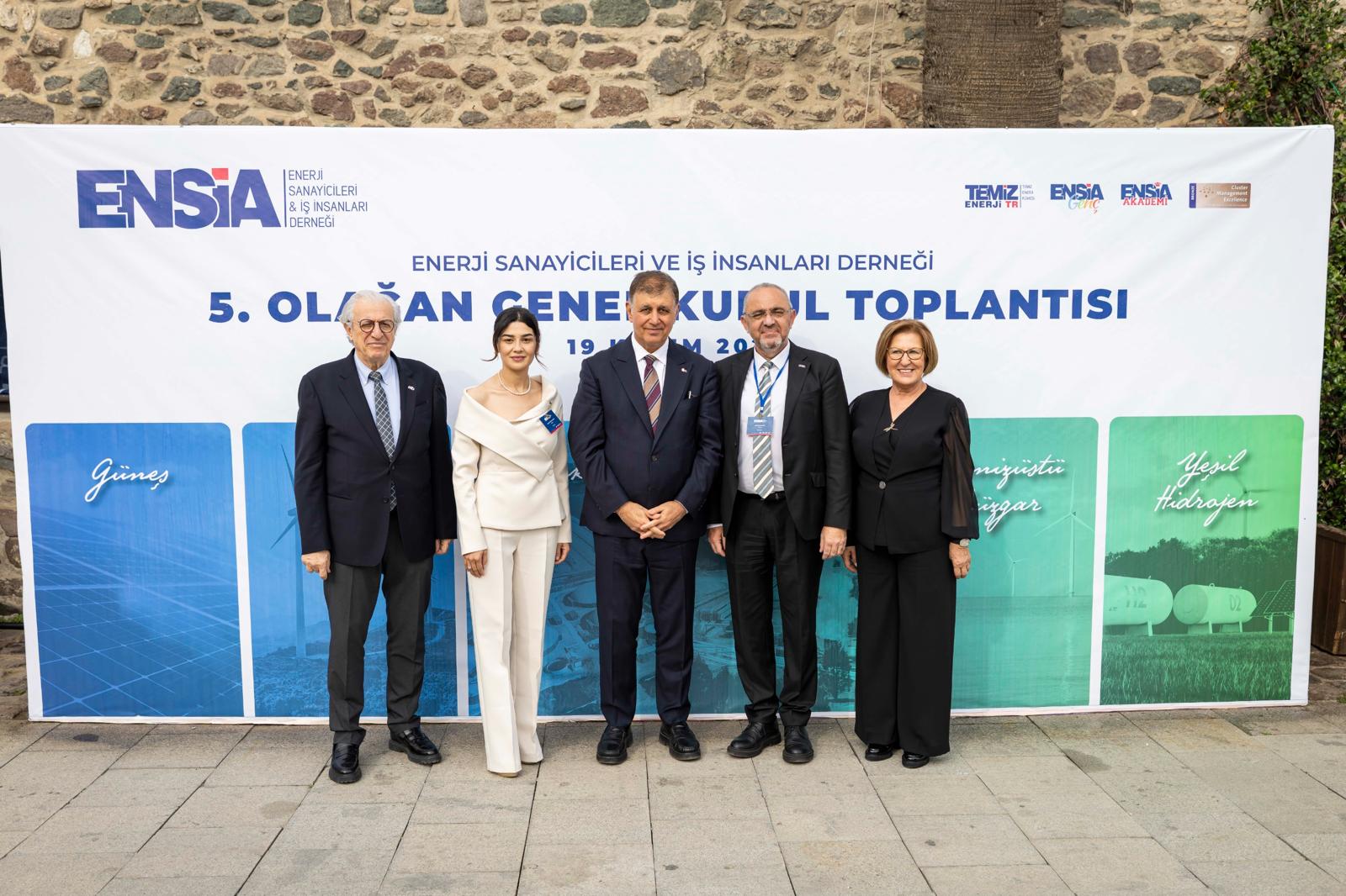 İzmir Büyükşehir Belediye Başkanı Cemil Tugay, sanayicilere seslenerek İzmir'i Türkiye'nin