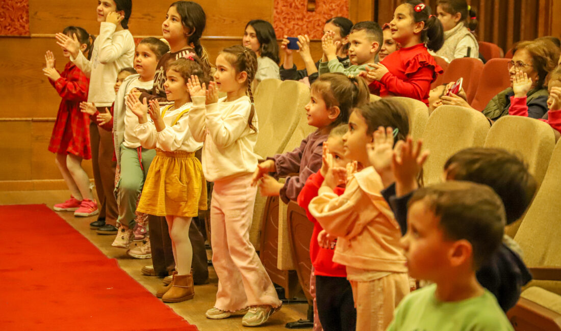Bayındır’da Şenlik Var: Çocuklar “Renkli Şapkalar”la Ara Tatilin Tadını Çıkardı! İzmir Büyükşehir ve Bayındır Belediyesi iş birliğiyle düzenlenen çocuk şenliğinde