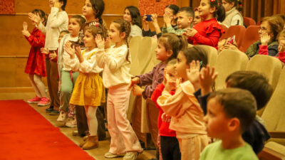 İzmir Büyükşehir ve Bayındır Belediyesi iş birliğiyle düzenlenen çocuk şenliğinde