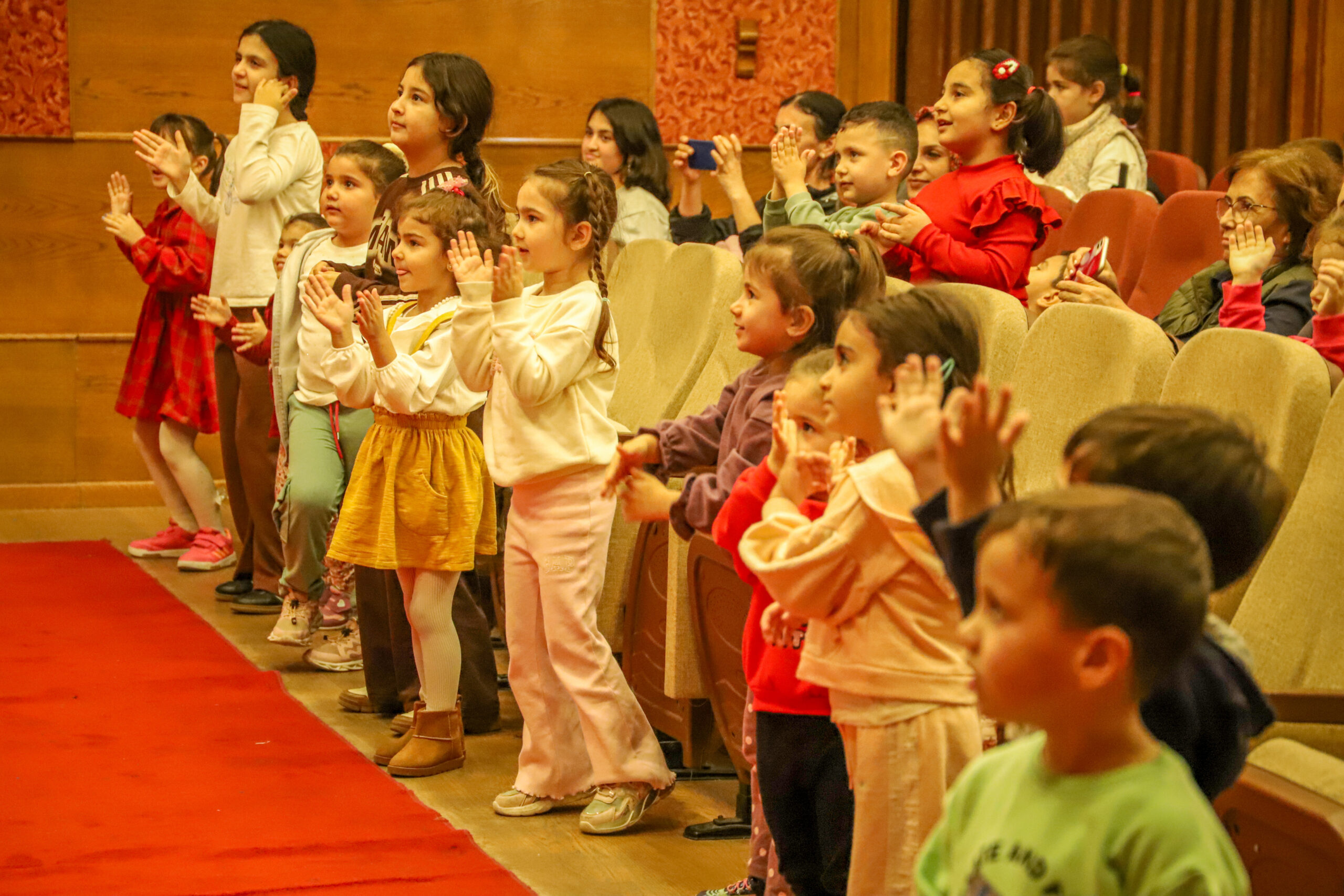 İzmir Büyükşehir ve Bayındır Belediyesi iş birliğiyle düzenlenen çocuk şenliğinde