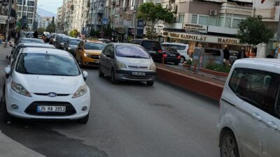 Bornova Mustafa Kemal Caddesi'ndeki kaldırım projesi trafiği felç etti. Belediye,