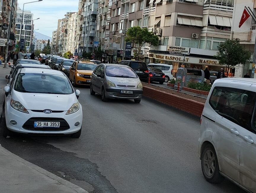 Bornova Mustafa Kemal Caddesi'ndeki kaldırım projesi trafiği felç etti. Belediye,