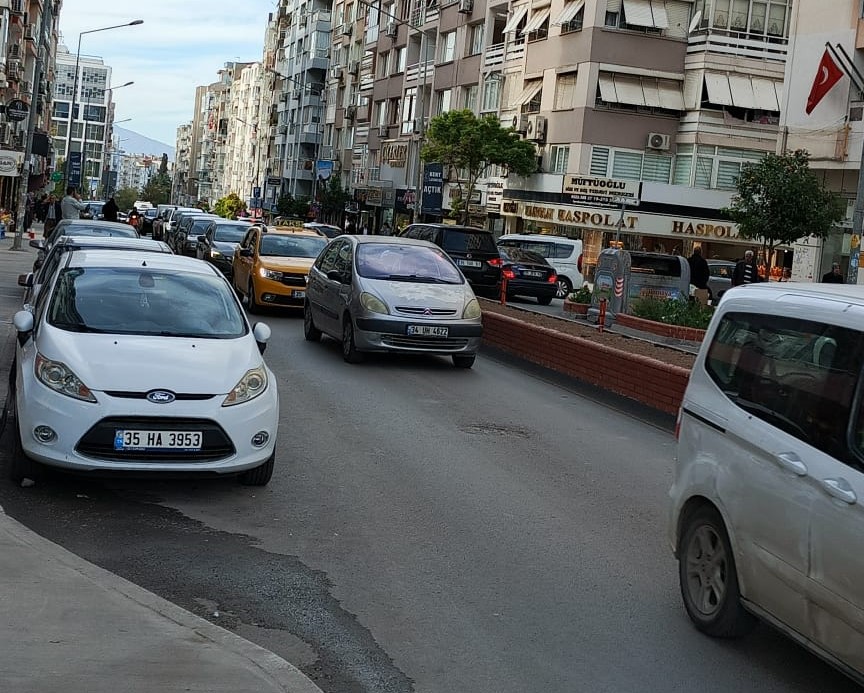 Bornova Mustafa Kemal Caddesi'ndeki kaldırım projesi trafiği felç etti. Belediye,