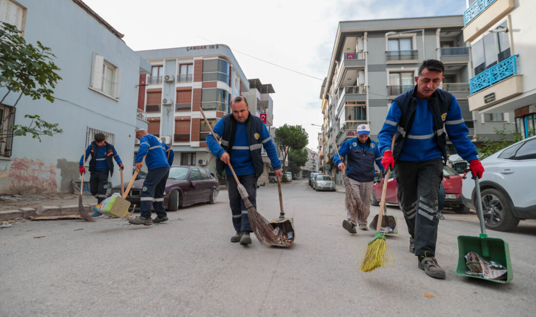 Buca Belediyesi, 47 mahallede başlattığı 'köşe bucak' temizlik çalışmalarını sürdürüyor.