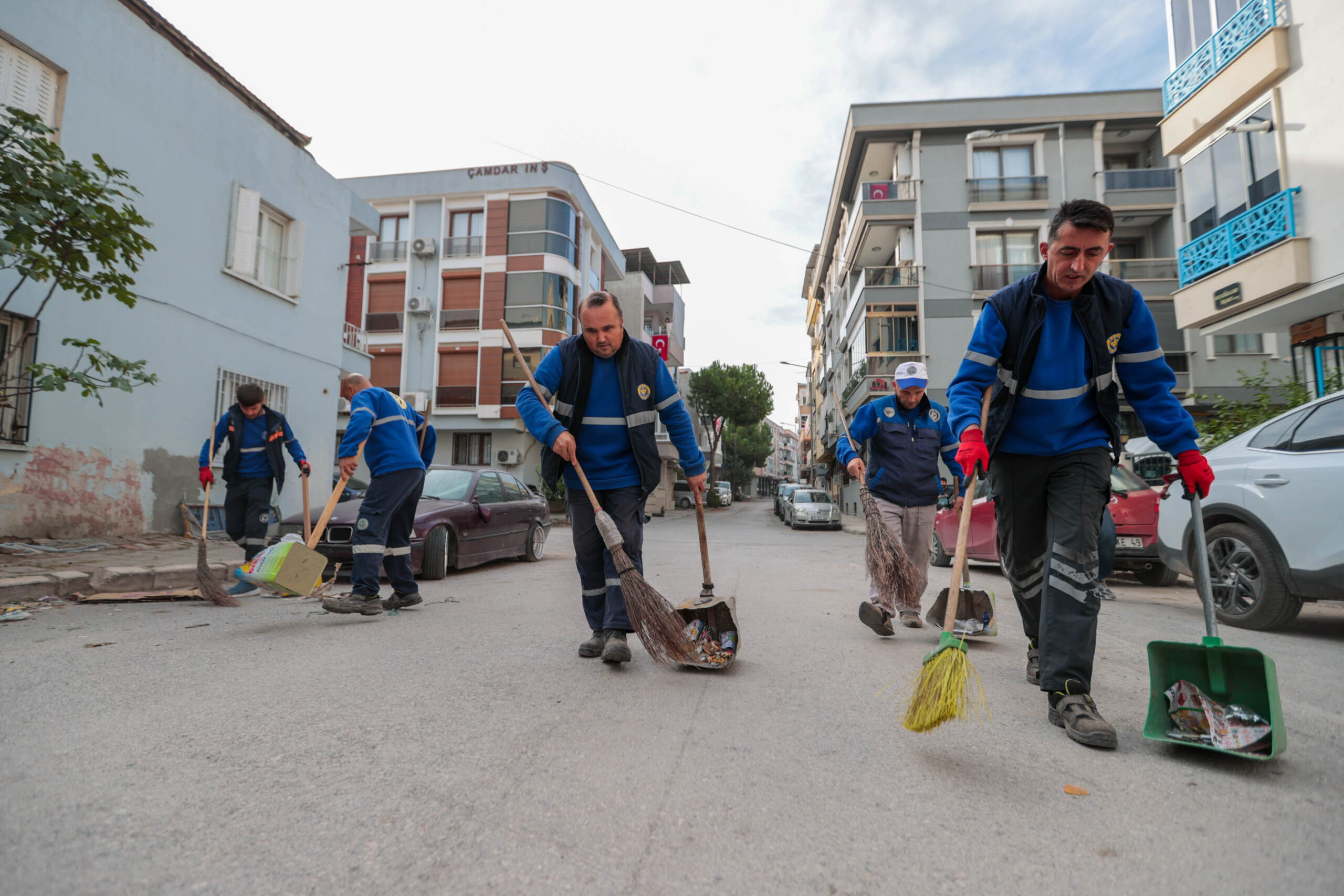 Buca Belediyesi, 47 mahallede başlattığı 'köşe bucak' temizlik çalışmalarını sürdürüyor.