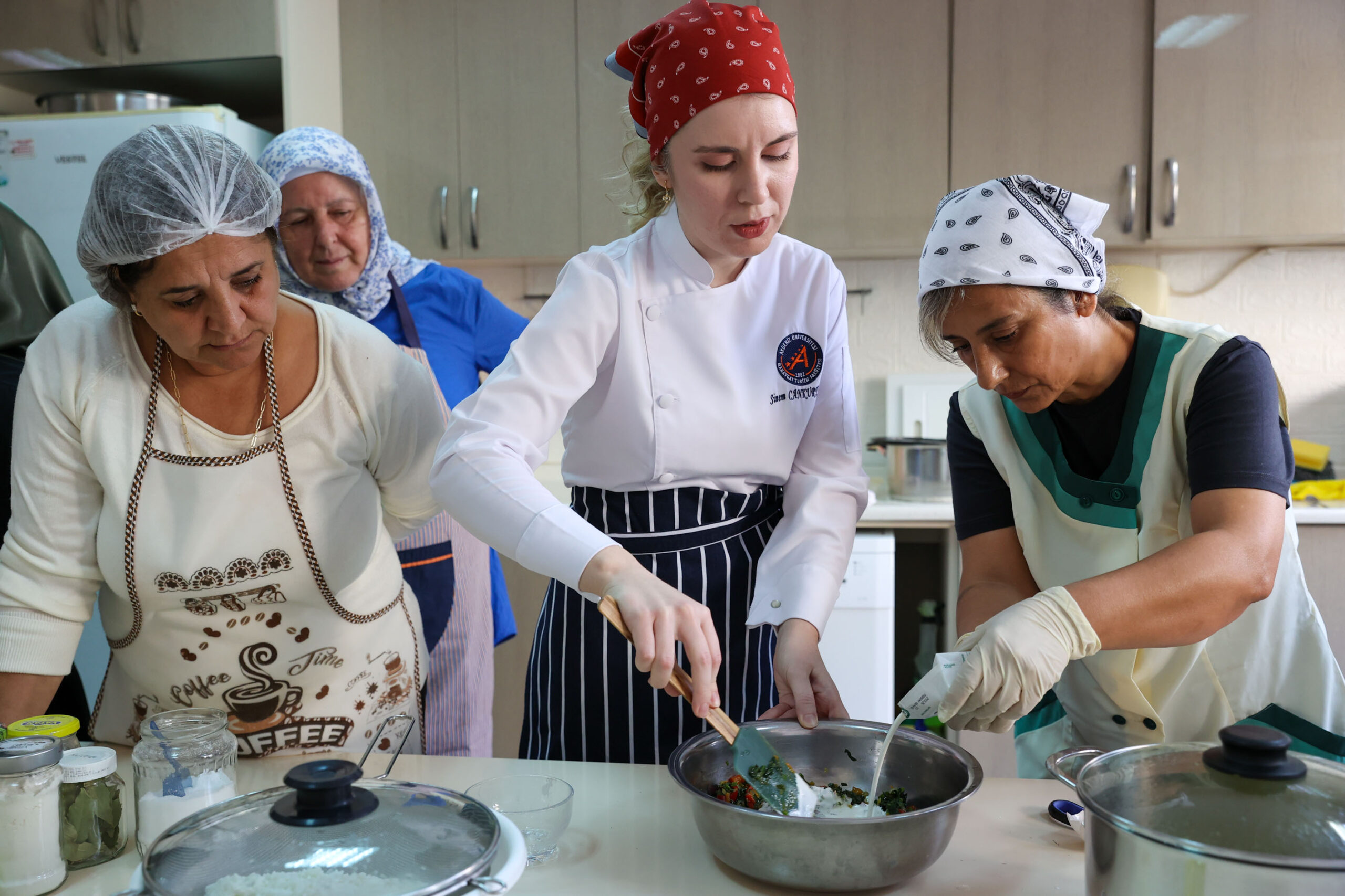 Buca Dünya Mutfağı Kursu: Kadınlar Hem Pişiriyor Hem Sertifika Alıyor!