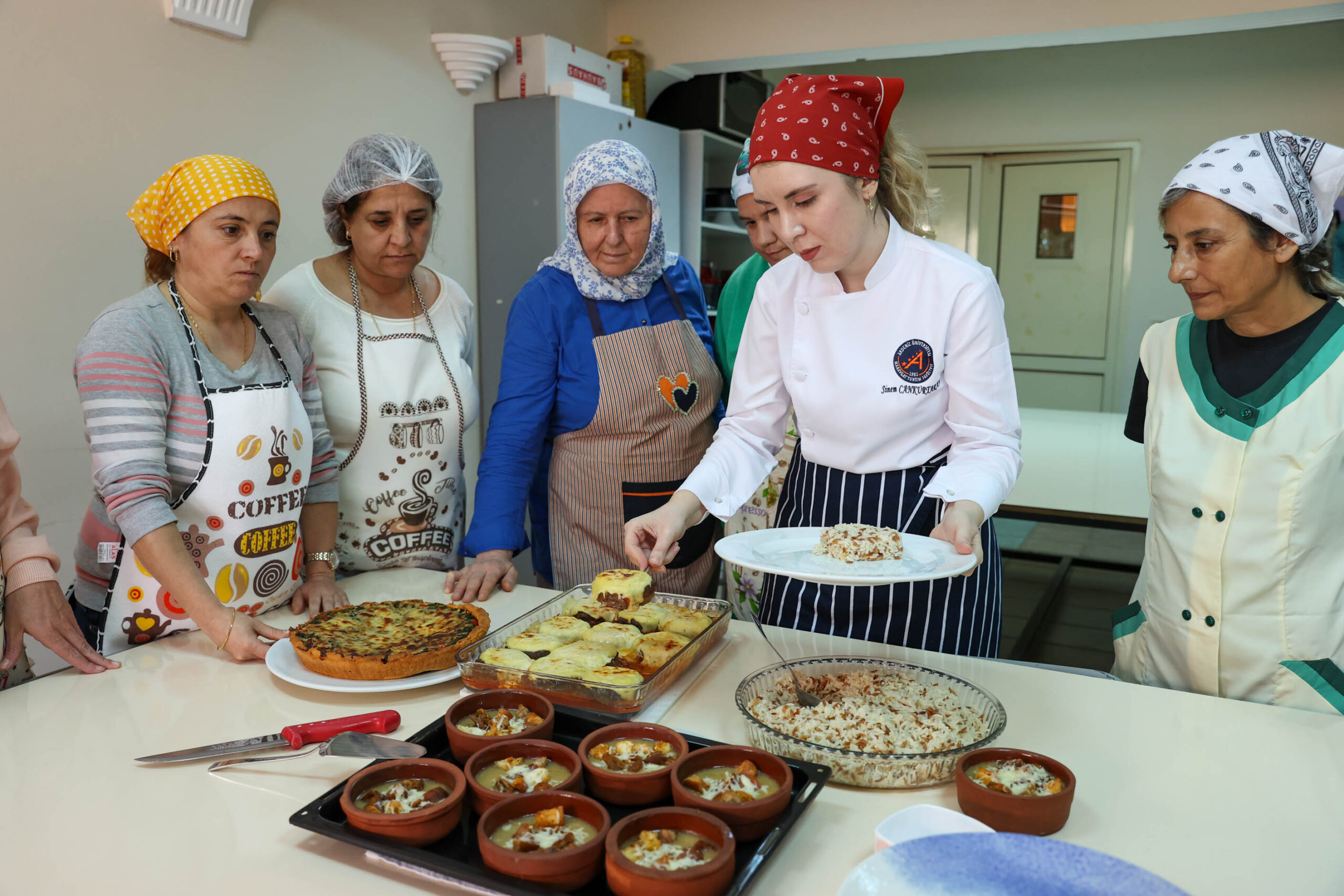Buca Belediyesi Evka-1 Semt Evi'nde ücretsiz Dünya Mutfağı kursu büyük